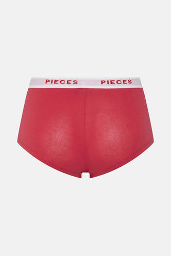 Shorty rouge de PIECES® avec une ceinture blanche et le logo PIECES rouge à l'arrière.