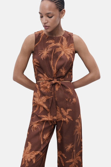 Combinaison brune de MANGO avec imprimé palmier et détail de nœud à l'avant.