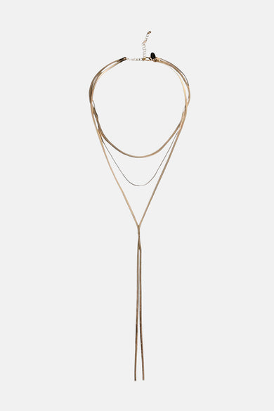 Collier court en or de MANGO, avec plusieurs couches et un design en forme de Y.