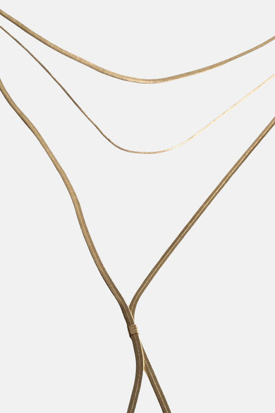 Collier court en or de MANGO, avec plusieurs fines chaînes de différentes longueurs.