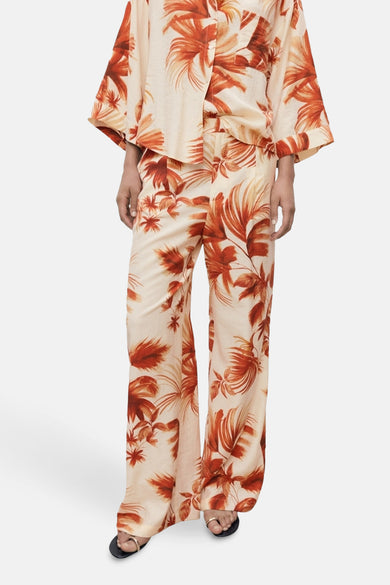 Pantalon multicolore de MANGO, avec un motif de feuille tropicale et une large jambe.