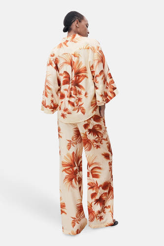 Pantalon multicolore de MANGO avec une impression botanique et une jambe large.