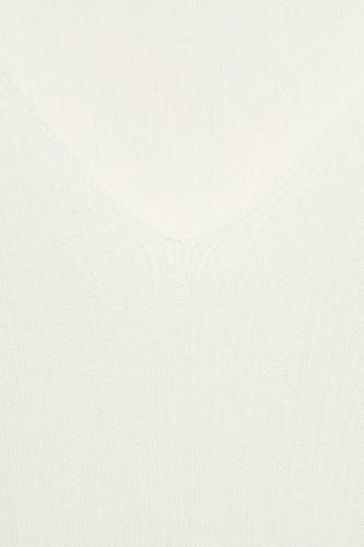 Pull blanc à col rond de MANGO, gros plan sur la fine texture côtelée.