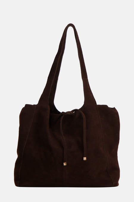 Sac à main marron de MANGO avec longs bretelles et détail d'attache à l'avant.