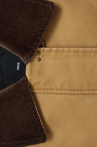 Manteau court beige de MANGO, avec une capuche en corduroy marron et un détail d'une fermeture à pressions.