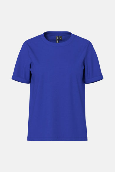 T-shirt bleu à manches courtes de PIECES®, avec des manches retroussées contre un fond uniforme.