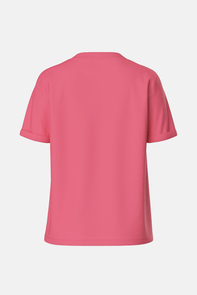Roze T-shirt met korte mouwen van PIECES®, gezien van achteren met opgerolde mouwen en een effen textuur.