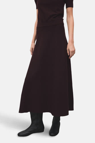 Longue jupe bordeaux de MANGO, vue de derrière, avec un design simple et une texture fluide.