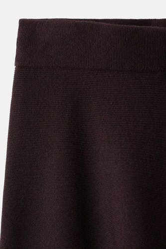 Longue jupe bordeaux de MANGO, avec une fine texture côtelée et une ceinture élastique.
