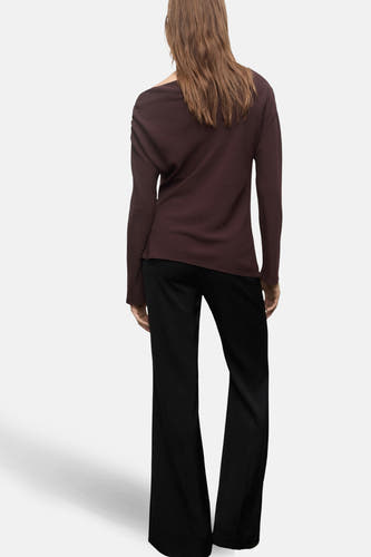 Bruine blouse met lange mouwen van MANGO, gezien van achteren, gecombineerd met een zwarte broek.

