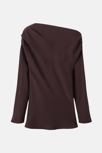 Blouse brune à longues manches de MANGO, avec une ligne d'encolure asymétrique et des détails drapés.