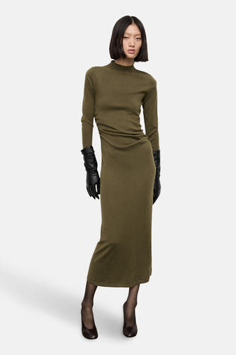 Robe khaki à longues manches de MANGO, vue de derrière, avec des slips et des talons.