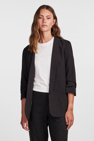 Blazer noir de PIECES®, porté sur un t-shirt blanc et un pantalon noir.