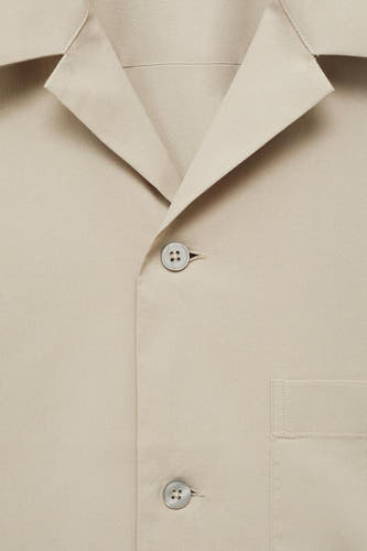 Chemise beige à manches courtes de MANGO, avec boutons et poche po.