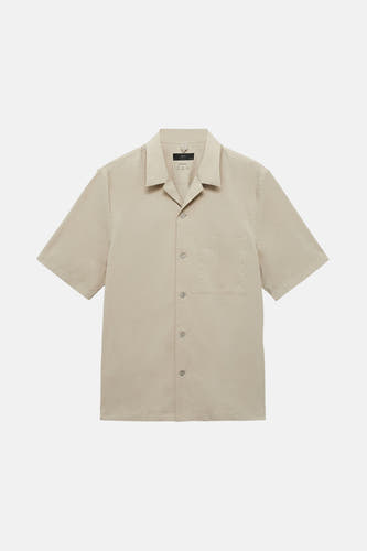 Chemise beige à manches courtes de MANGO, avec col ouvert et poche poitrine.