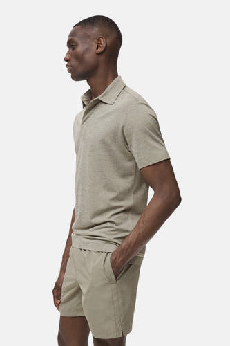 Polo vert de mantes courtes MANGOANO, portéé avec shortsaki en vue latérale.