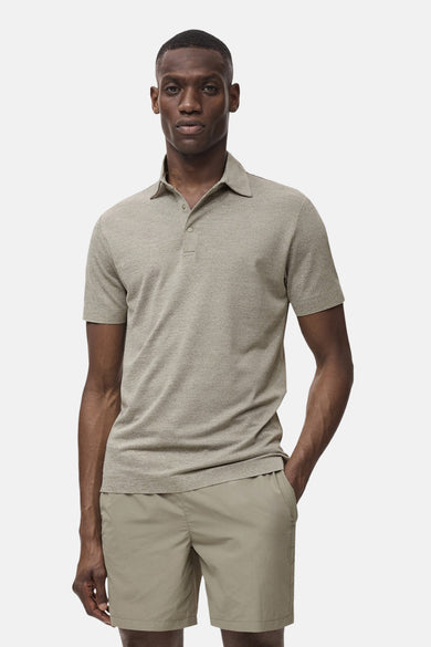 Man met beige polo en shorts.