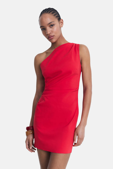 Robe sans manches rouge de MANGO, avec un design une épaule et une épaule drapée.