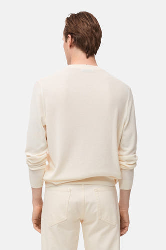 T-shirt écru avec col rond de MANGO, vu par derrière, associé à un jean crème.