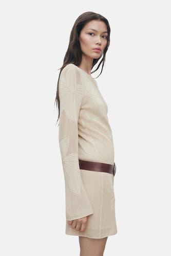 Manteau beige à longues manches de MANGO, avec motif feuille et une ceinture brune.