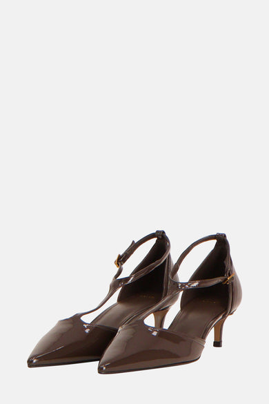 Des bottes brunes de MANGO avec un talon et une élégante pointe.