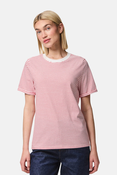T-shirt rayé rouge de PIECES® avec des manches courtes, un col rond blanc et porté avec un pantalon de travail foncé.