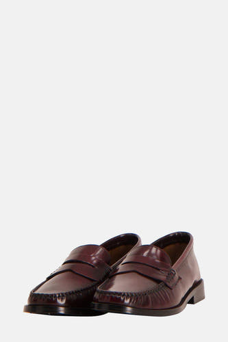 Bordeaux sandales de MANGO, vue arrière avec finition brillante et détails classiques de mocassin.