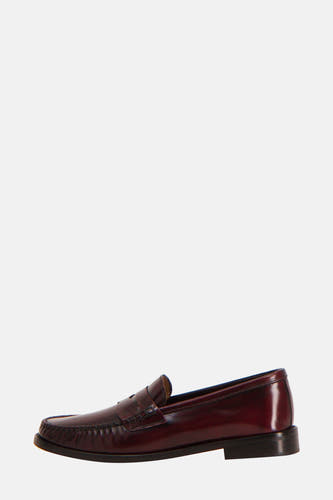 Bordeauxkleurige loafer van MANGO, zijaanzicht, met klassieke details en een glanzende afwerking.
