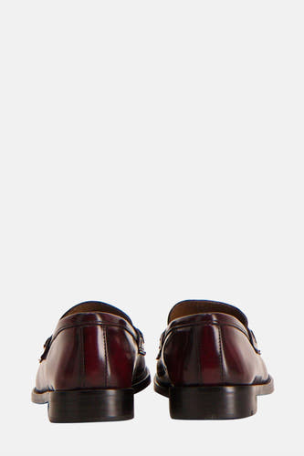 Bordeaux sandalen van MANGO, achteraanzicht met glanzende afwerking en klassieke mocassin details.
