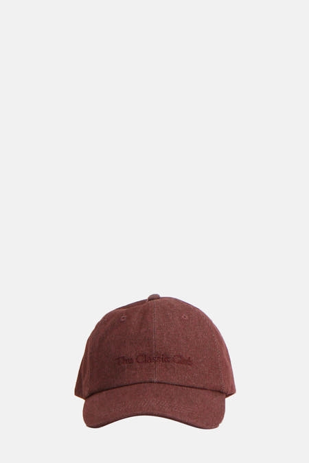 Chapeau rouge MANGO avec des détails textuels subtils sur l'avant.