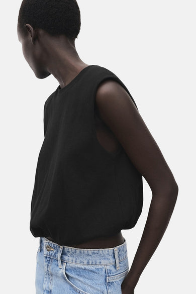 T-shirt noir sans manches de MANGO, porté avec un short en cuir léger, gros plan.