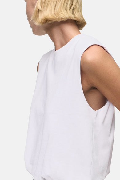 T-shirt sans manches de MANGO, vu de côté avec un style simple et épuré.