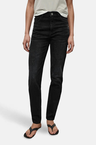 Jean mom marron clair de MANGO, avec une coupe classique et un style décontracté.