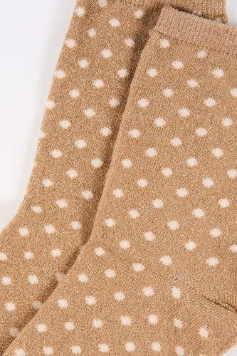 Beige sokken van PIECES®, met een patroon van crèmekleurige stippen en een glinsterende textuur.
