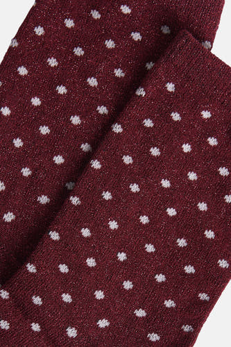 Chaussettes rouges de PIECES®, avec une texture fine tricotée et un motif à points, brillent grâce au tissage de la matière.