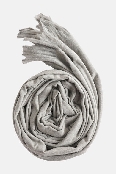 Chapeau d'hiver gris de MANGO, plié avec des franges détachées.