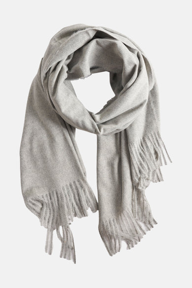 Chapeau d'hiver gris de MANGO, avec franges aux extrémités et une coupe fluide et drapée.