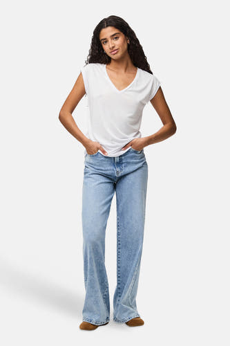 T-shirt blanc à manches courtes de PIECES®, porté avec un jean large et des chaussures brunes.