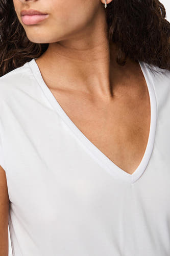 T-shirt blanc court de PIECES®, avec un décolleté en V et une texture unie.