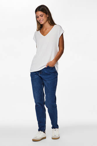 T-shirt blanc à manches courtes de PIECES, porté avec un jean et des baskets.
