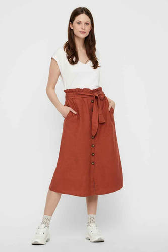 T-shirt blanc (manches courtes) de PIECES®, combiné avec une robe marron à boutons et à ceinture.