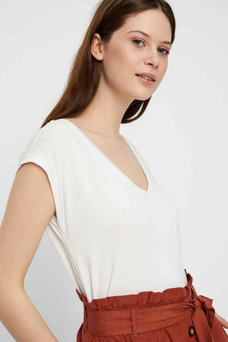 T-shirt blanc à manches courtes de PIECES®, combiné avec un pantalon brun à détail de bouton et ceinture à nouer.