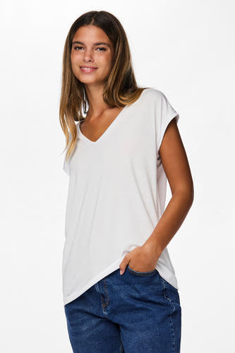 T-shirt blanc à manches courtes de PIECES, avec un décolleté en V et porté avec un jean.