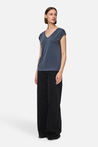 Blauw T-shirt van PIECES, met korte mouwen en een V-hals, gecombineerd met een zwarte broek.