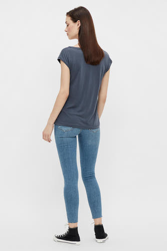 Blauw T-shirt van PIECES®, achterkant gezien, met jeans en zwarte sneakers.
