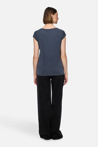 T-shirt bleu de PIECES®, vu de derrière, combiné avec un pantalon noir.