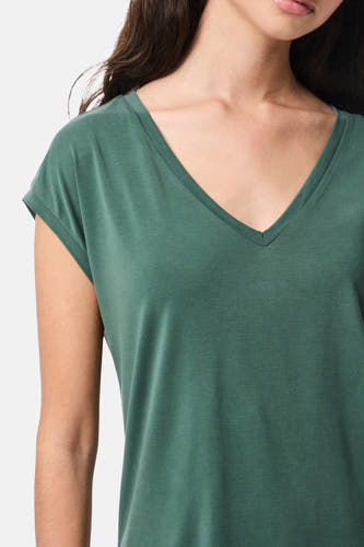 T-shirt vert de PIECES, avec des manches courtes et une encolure V.