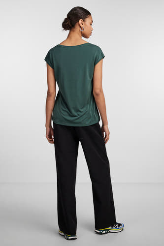 T-shirt vert de PIECES® vu vu der, avec, une pant noir noir et des chaussures colorées.