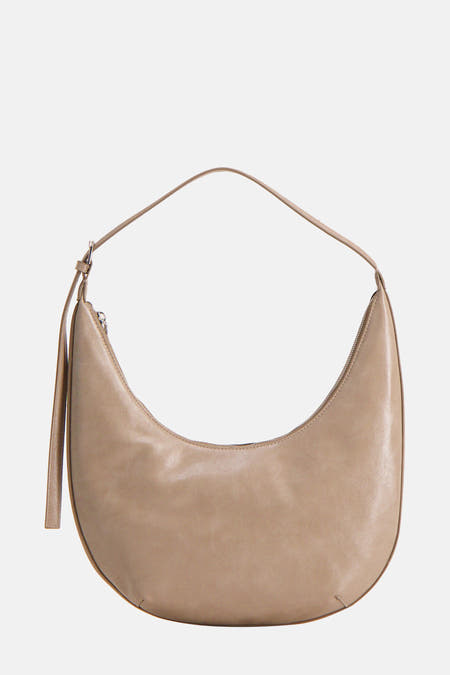 Sac bandoulière beige de MANGO, avec une longue bandoulière et un fermoir à glissière.