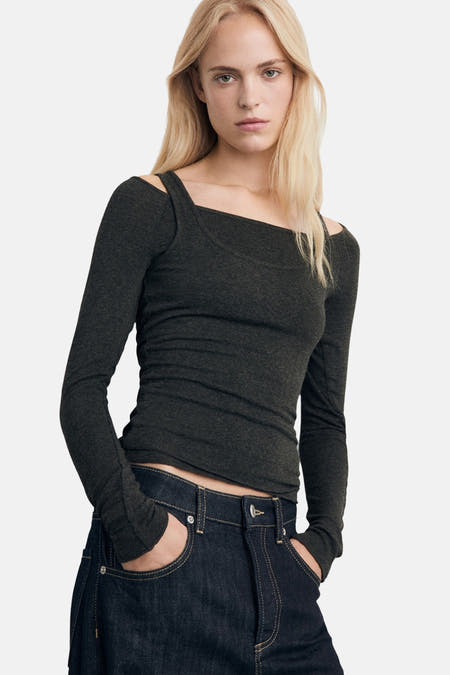 T-shirt gris à manches longues de MANGO, avec col carré et pantalon denim foncé.